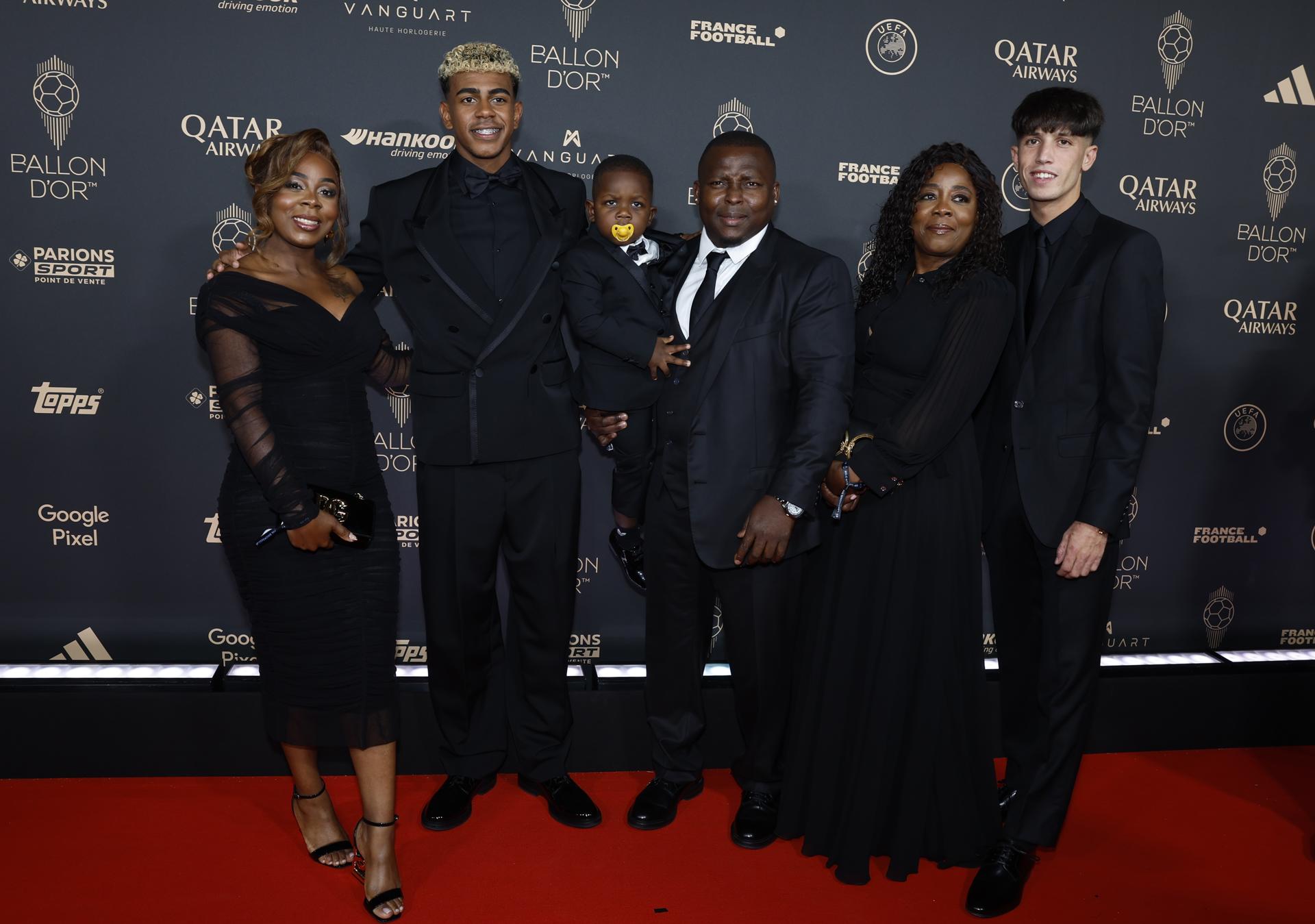 Fotografía de Mohammed Badra, en la que puede verse en una imagen del pasado 22 de septiembre al futbolista del F.C. Barcelona Lamine Yamal (2i) junto a su familia en la reciente ceremonia de entrega del Balón de Oro. EFE
