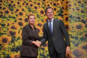 La primera ministra de Dinamarca, Mette Frederiksen, y el secretario general de la OTAN, Mark Rutte. EFE/EPA/EMIL HELMS DENMARK OUT