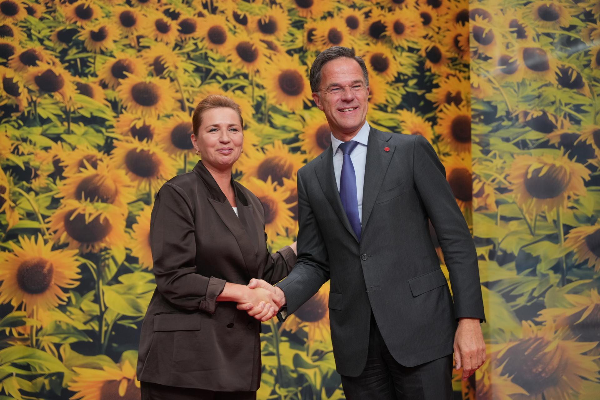 La primera ministra de Dinamarca, Mette Frederiksen, y el secretario general de la OTAN, Mark Rutte. EFE/EPA/EMIL HELMS DENMARK OUT