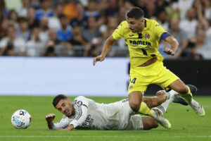 El centrocampista del Villarreal Santi Comesaña (d) y el del Real Madrid Dani Ceballos, durante el partido de LaLiga de fútbol que Real Madrid y Villarreal disputaron en el estadio Santiago Bernabéu. EFE/Javier Lizón