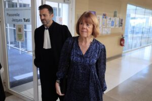 Gisele Pelicot y su abogado Antoine Camus llegando al tribunal donde se celebró el primer juicio sobre su caso. (Francia) EFE/EPA/GUILLAUME HORCAJUELO