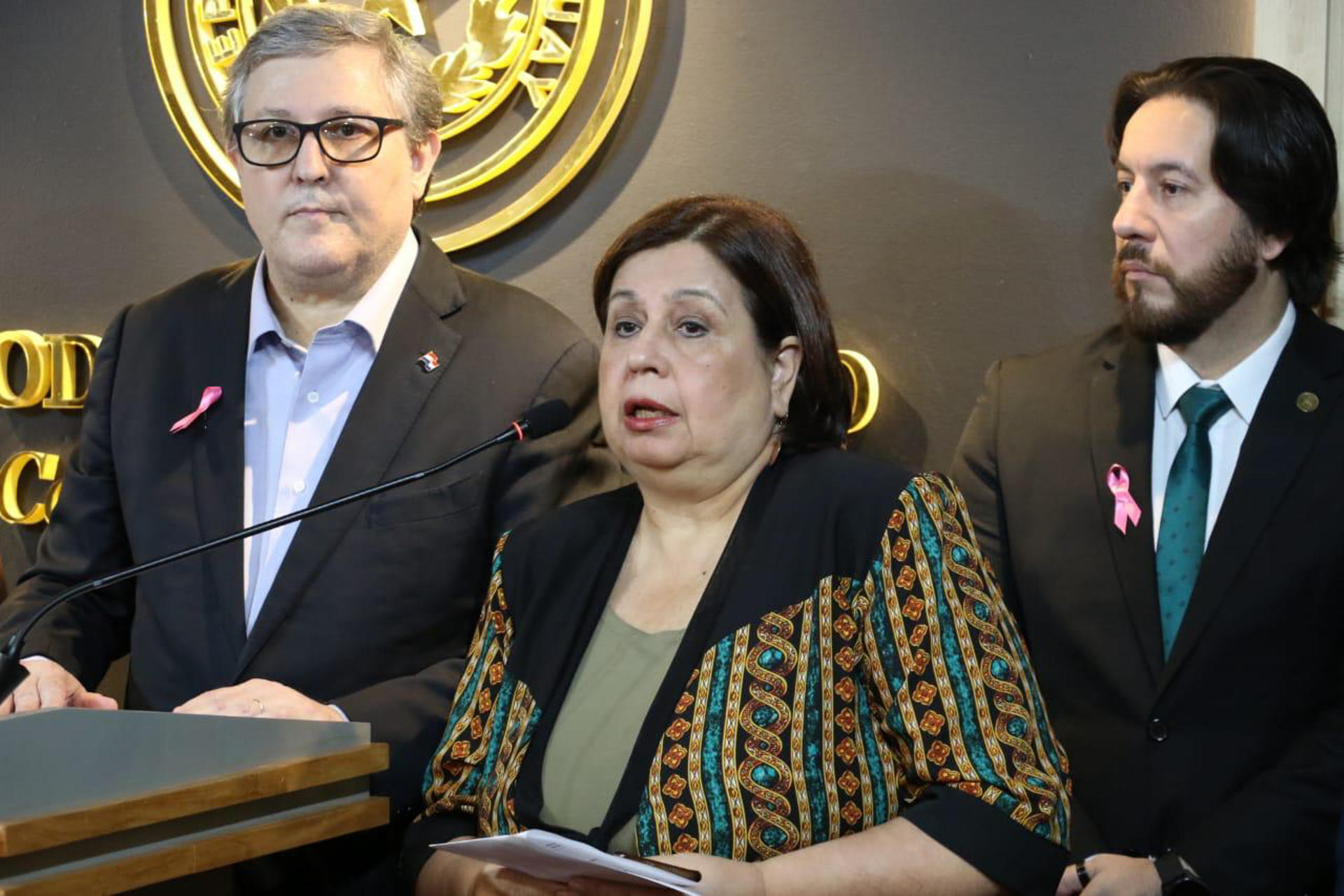 Fotografía cedida por el Senado de Paraguay de los senadores Rafael Filizzola (i), Esperanza Martínez (c) y Rubén Velázquez durante una rueda de prensa este jueves, en el Palacio Legislativo en Asunción (Paraguay). EFE/ Senado de Paraguay
