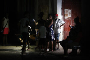 Fotografía de archivo de personas mientras hablan en una calle durante un apagón en La Habana (Cuba). EFE/ Ernesto Mastrascusa
