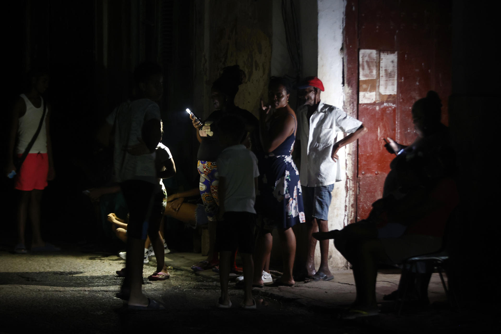 Fotografía de archivo de personas mientras hablan en una calle durante un apagón en La Habana (Cuba). EFE/ Ernesto Mastrascusa