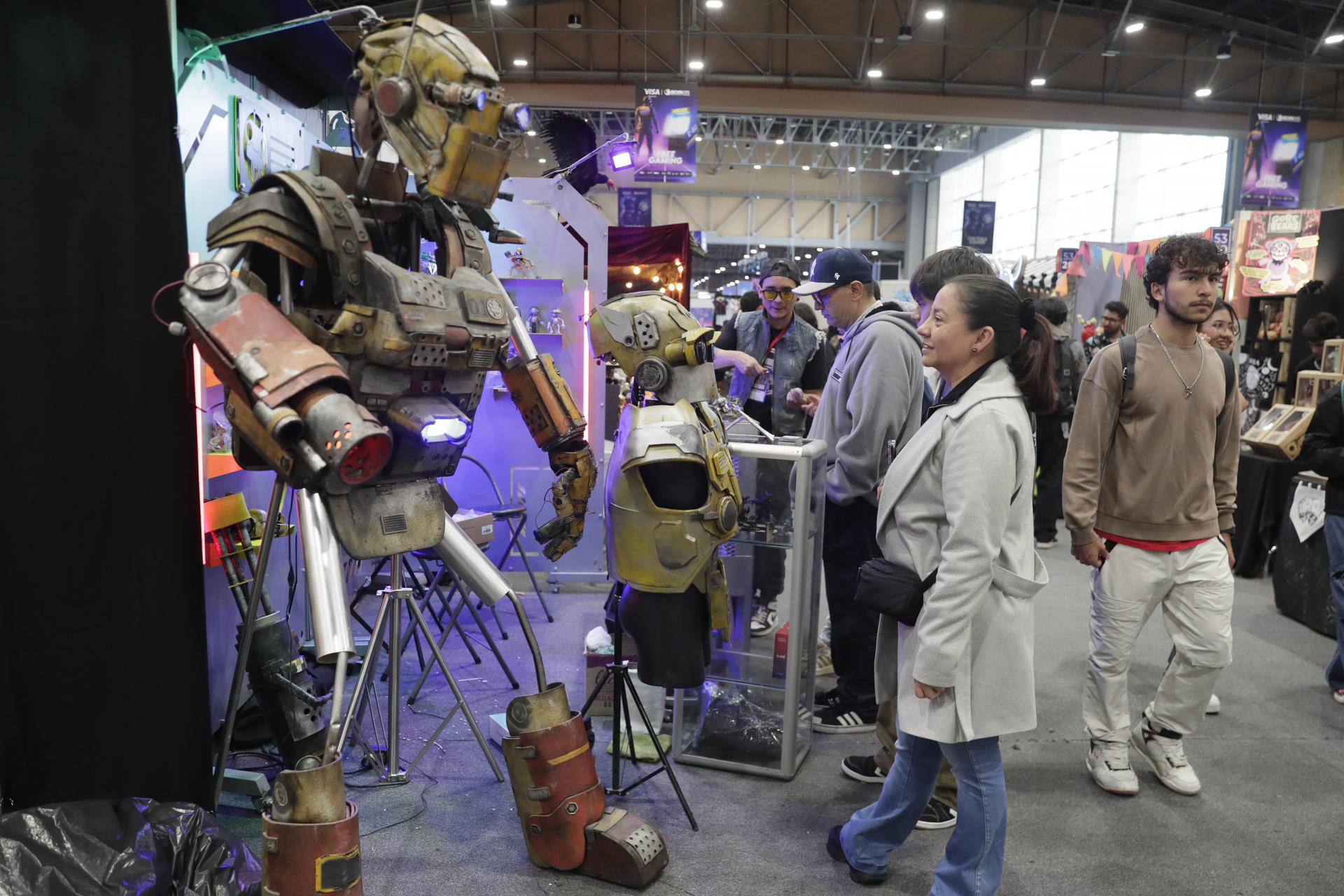 Personas recorren el Salón del Ocio y la Fantasía (SOFA 2025) este 9 de octubre de 2025, en Corferias, Bogotá (Colombia). EFE/ Carlos Ortega