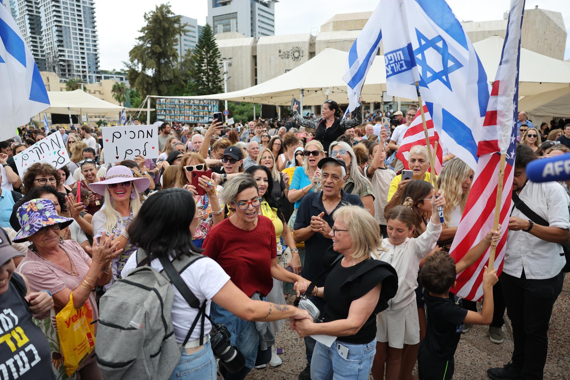La gente celebra después de que se anuncia un acuerdo de paz en la Plaza de los Rehenes en Tel Aviv, Israel, 09 de octubre de 2025. El presidente de EE.UU., Donald Trump, anunció que Israel y Hamas han acordado la primera fase de un plan de paz para Gaza. El acuerdo incluye la liberación de rehenes israelíes y prisioneros palestinos, la retirada de las fuerzas israelíes y la entrega de ayuda humanitaria a Gaza. EFE/EPA/ABIR SULTAN