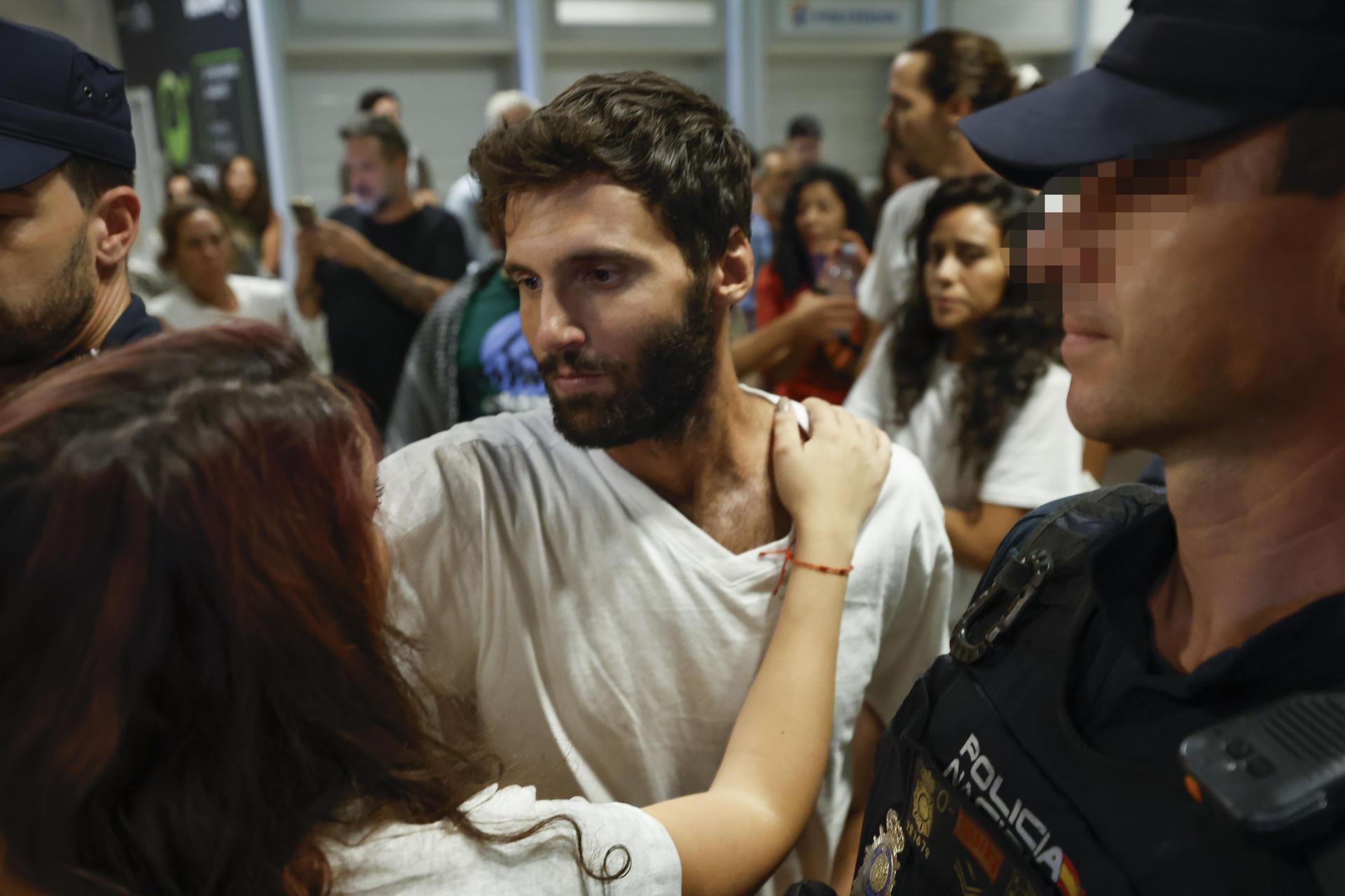 Llegada de los 21 activistas españoles que formaban parte de la Flotilla Global Sumud retenidos por Israel, procedentes de Tel Aviv, este domingo en el aeropuerto Adolfo Suárez Madrid Barajas. EFE/Javier Lizón
