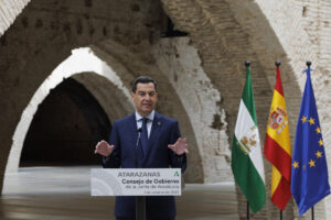 El presidente de la Junta de Andalucía, Juanma Moreno, durante su intervención tras la reunión del Consejo de Gobierno celebrada este miércoles en las Reales Atarazanas de Sevilla donde acaban de terminar las obras de restauración previas a los trabajos para convertirlo en un espacio cultural. EFE/ Julio Muñoz