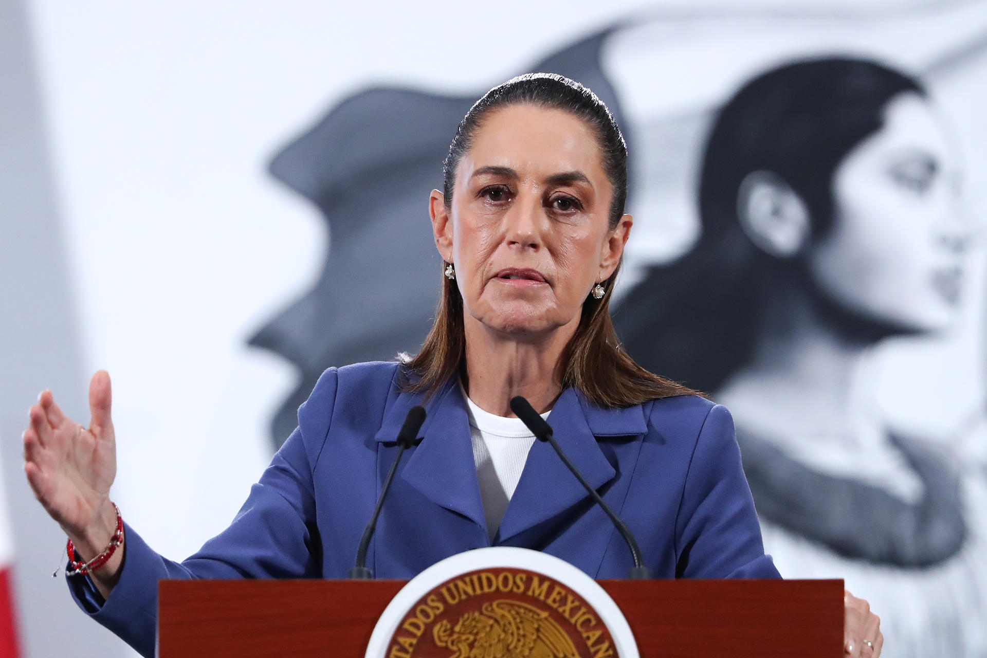 La presidenta de México, Claudia Sheinbaum, habla durante una rueda de prensa este lunes, en el Palacio Nacional en Ciudad de México (México). EFE/Mario Guzmán