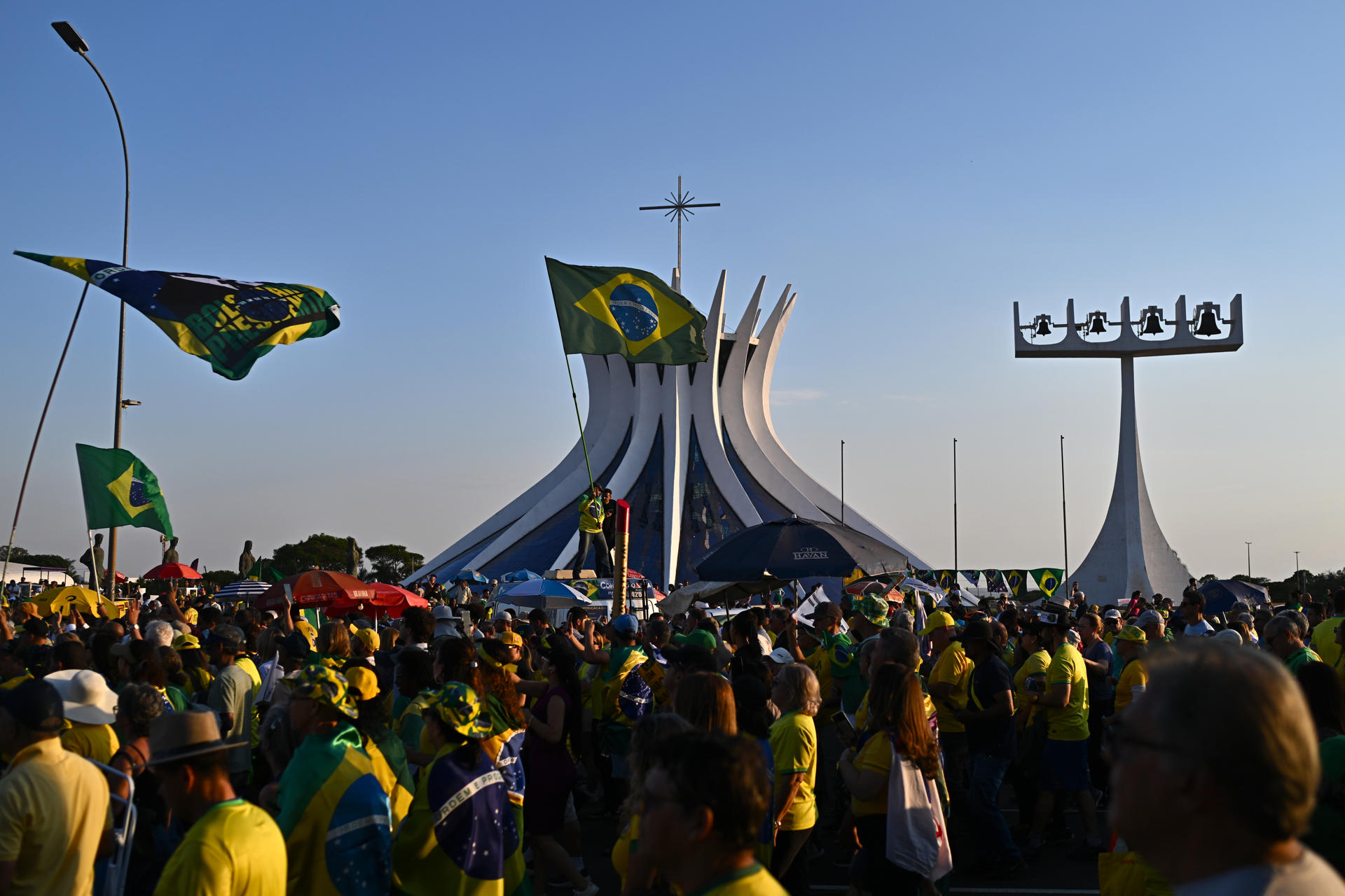 Simpatizantes del expresidente de Brasil Jair Bolsonaro participan en una manifestación para exigir una amnistía para el líder ultraderechista y el resto de los condenados por golpismo. EFE/ Andre Borges