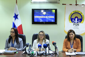 Fotografía del 7 de octubre de 2025 de las fiscales anticorrupción Digna Castillo (i), Adela Cedeño (c) y Azucena Aizpurua. EFE/ Bienvenido Velasco