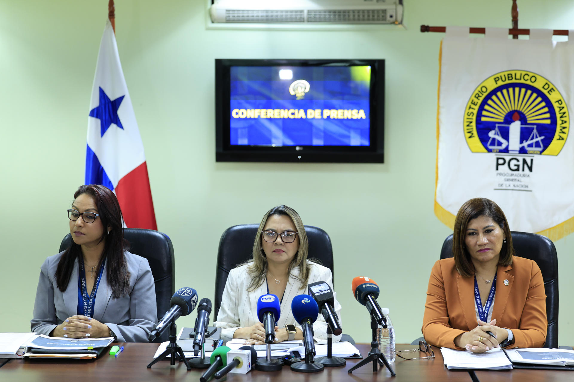 Fotografía del 7 de octubre de 2025 de las fiscales anticorrupción Digna Castillo (i), Adela Cedeño (c) y Azucena Aizpurua. EFE/ Bienvenido Velasco