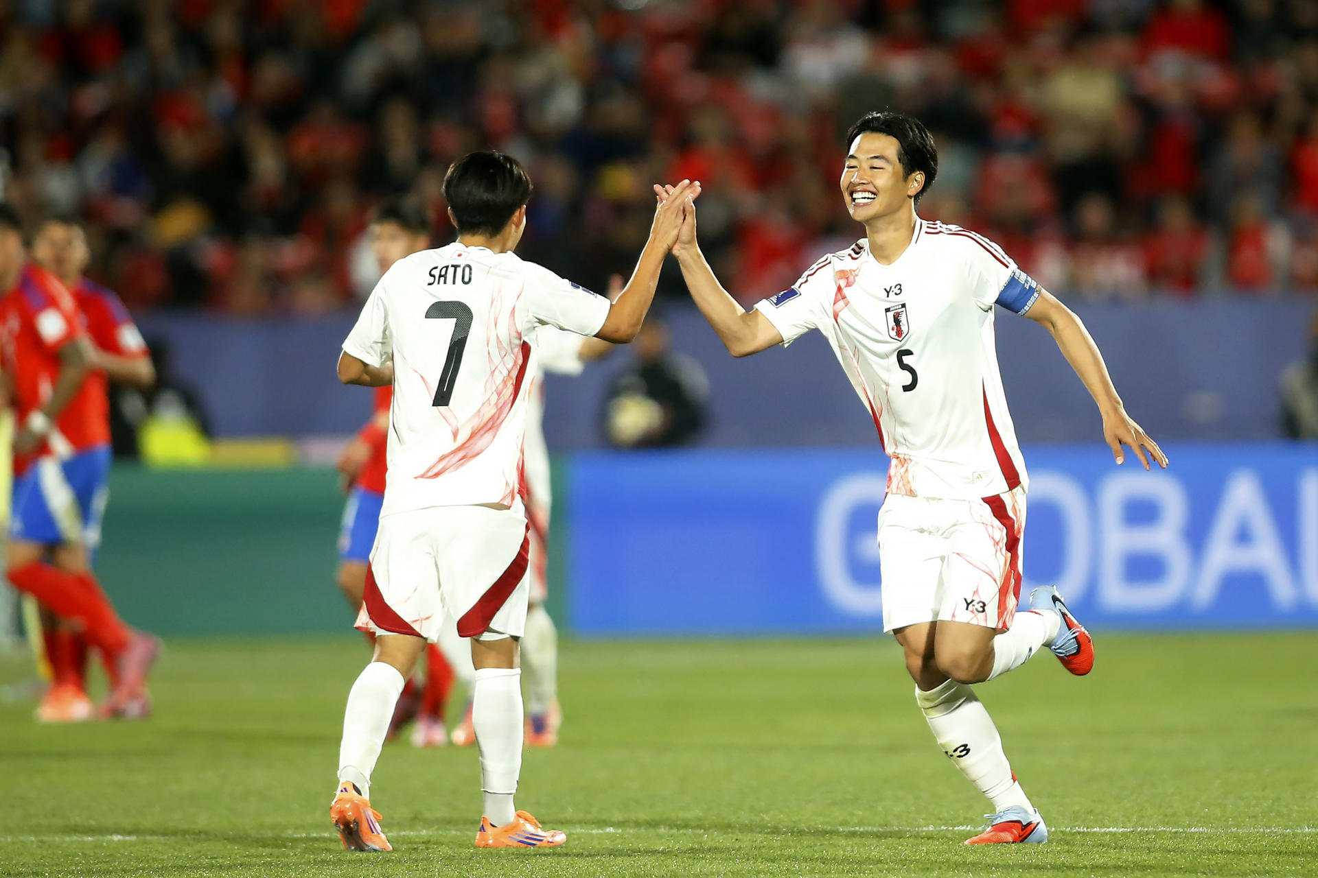 Rion Ichihara (d) celebra el gol de penalti que puso adelante a Japón este martes en el partido del Mundial sub-20 ganado a la formación de Chile en Santiago. EFE/ Esteban Garay

