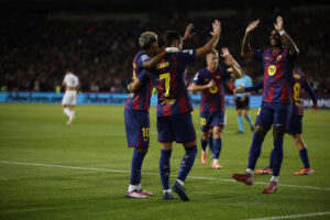 El delantero del Barcelona Ferrán Torres (2-i) celebra con sus compañeros tras marcar ante el Paris Saint Germain, durante el partido de la primera fase de la Liga de Campeones que FC Barcelona y PSG disputan en el estadio olímpico Lluis Companys. EFE/Alberto Estévez
