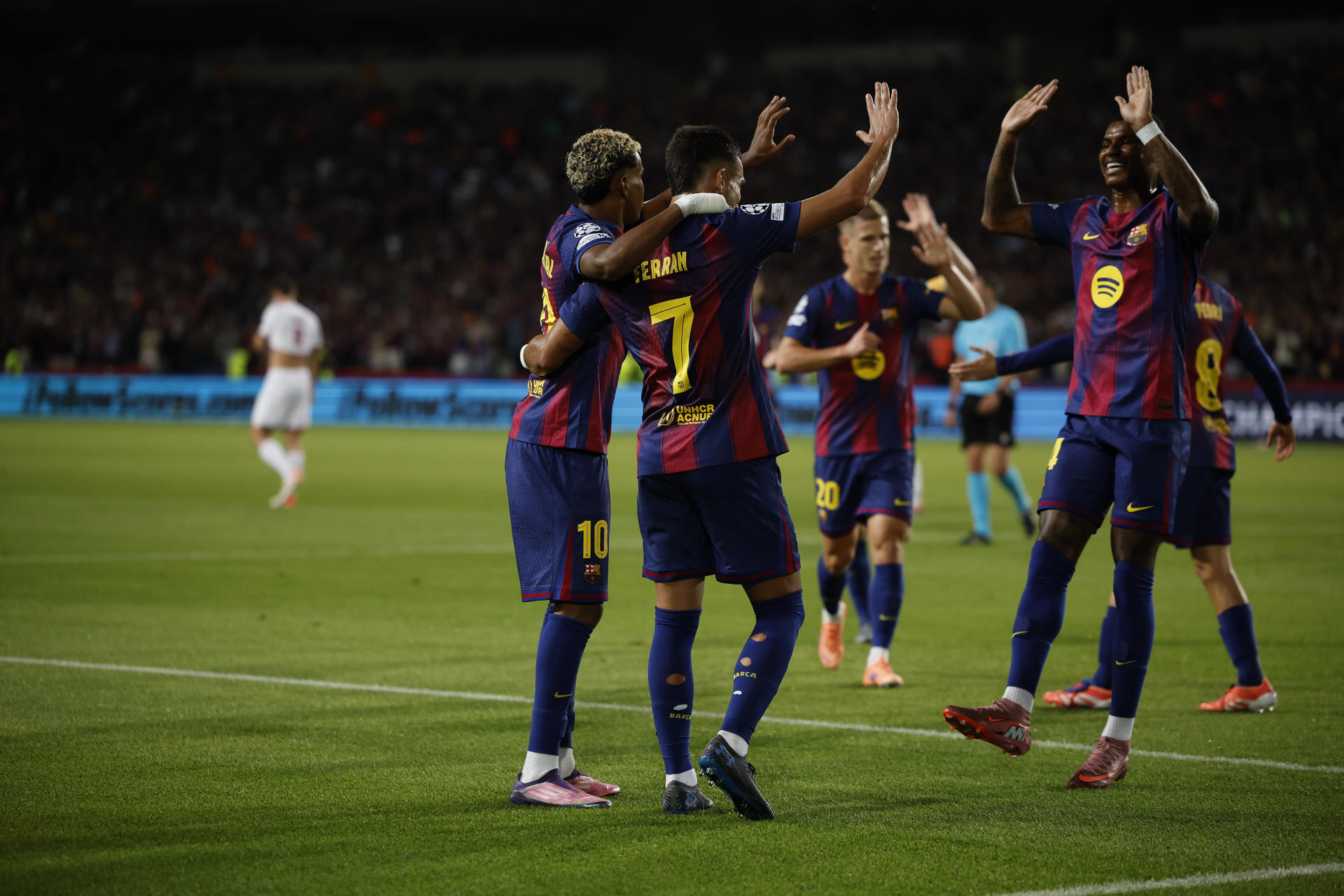 El delantero del Barcelona Ferrán Torres (2-i) celebra con sus compañeros tras marcar ante el Paris Saint Germain, durante el partido de la primera fase de la Liga de Campeones que FC Barcelona y PSG disputan en el estadio olímpico Lluis Companys. EFE/Alberto Estévez
