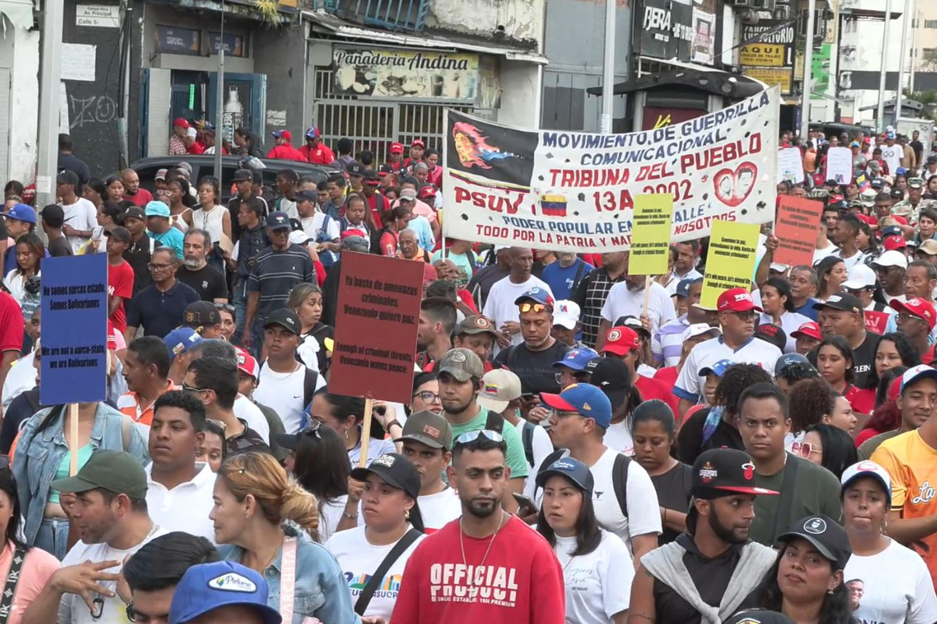 Captura de video que muestra personas participando en una movilización este lunes, en Caracas (Venezuela). EFE/ Iván Cárdenas