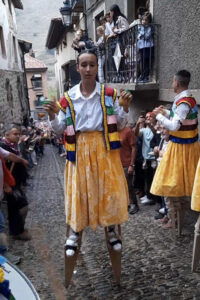 LOGROÑO, 05/10/2025.- Adriana, una adolescente de 14 años, ha hecho historia al convertirse, con "naturalidad", en la primera mujer en cuatro siglos en danzar en Anguiano (La Rioja). EFE/Ayuntamiento de Anguiano -SOLO USO EDITORIAL/SOLO DISPONIBLE PARA ILUSTRAR LA NOTICIA QUE ACOMPAÑA (CRÉDITO OBLIGATORIO)-