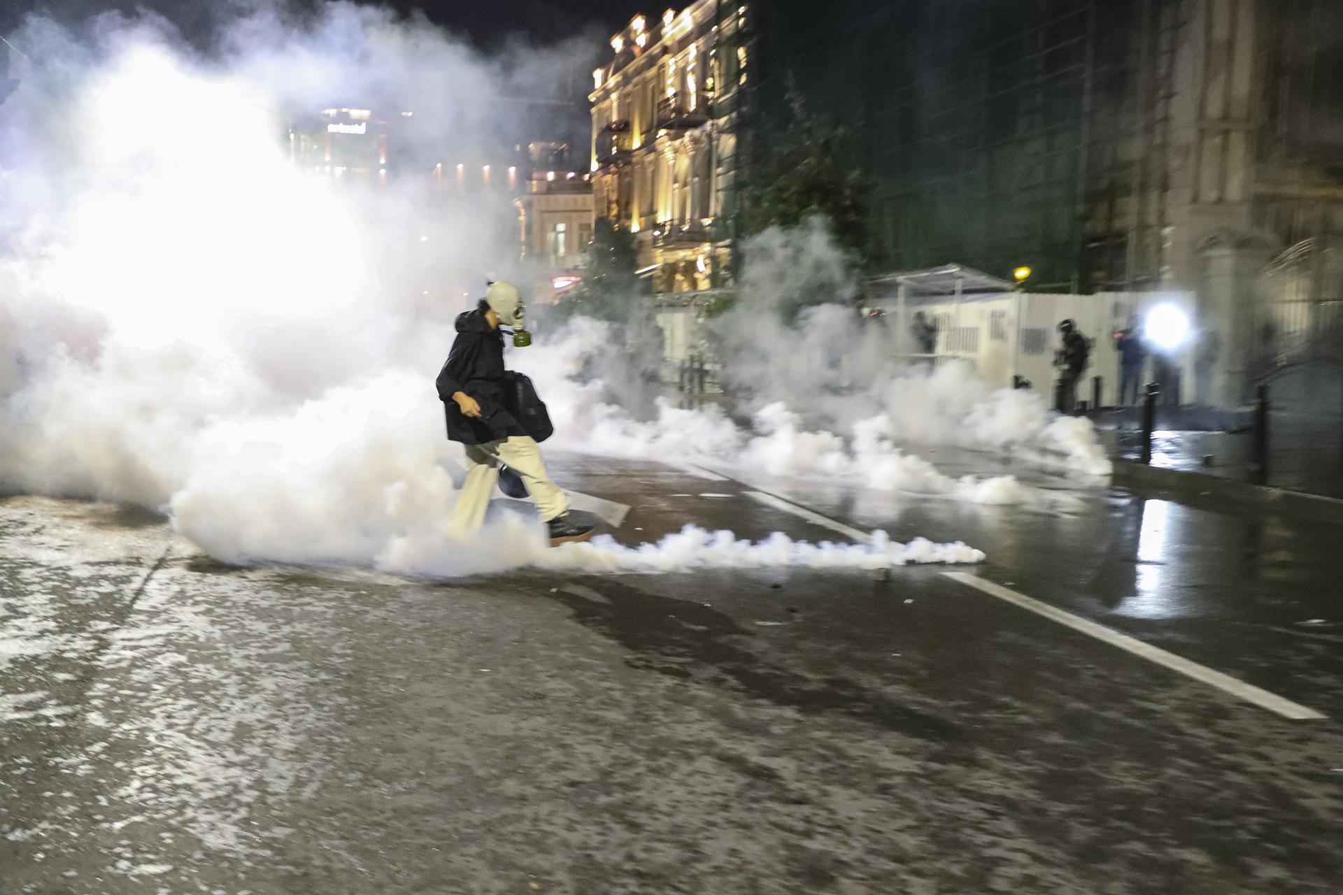 Tiflis, 4 oct (EFE).- Efectivos antidisturbios rechazaron hoy con empleo de gases lacrimógenos y cañones de agua un intento de asalto al palacio presidencial tras un mitin opositor en el centro de la capital georgiana que demandaba la dimisión del Gobierno. EFE/EPA/DAVID MDZINARISHVILI
