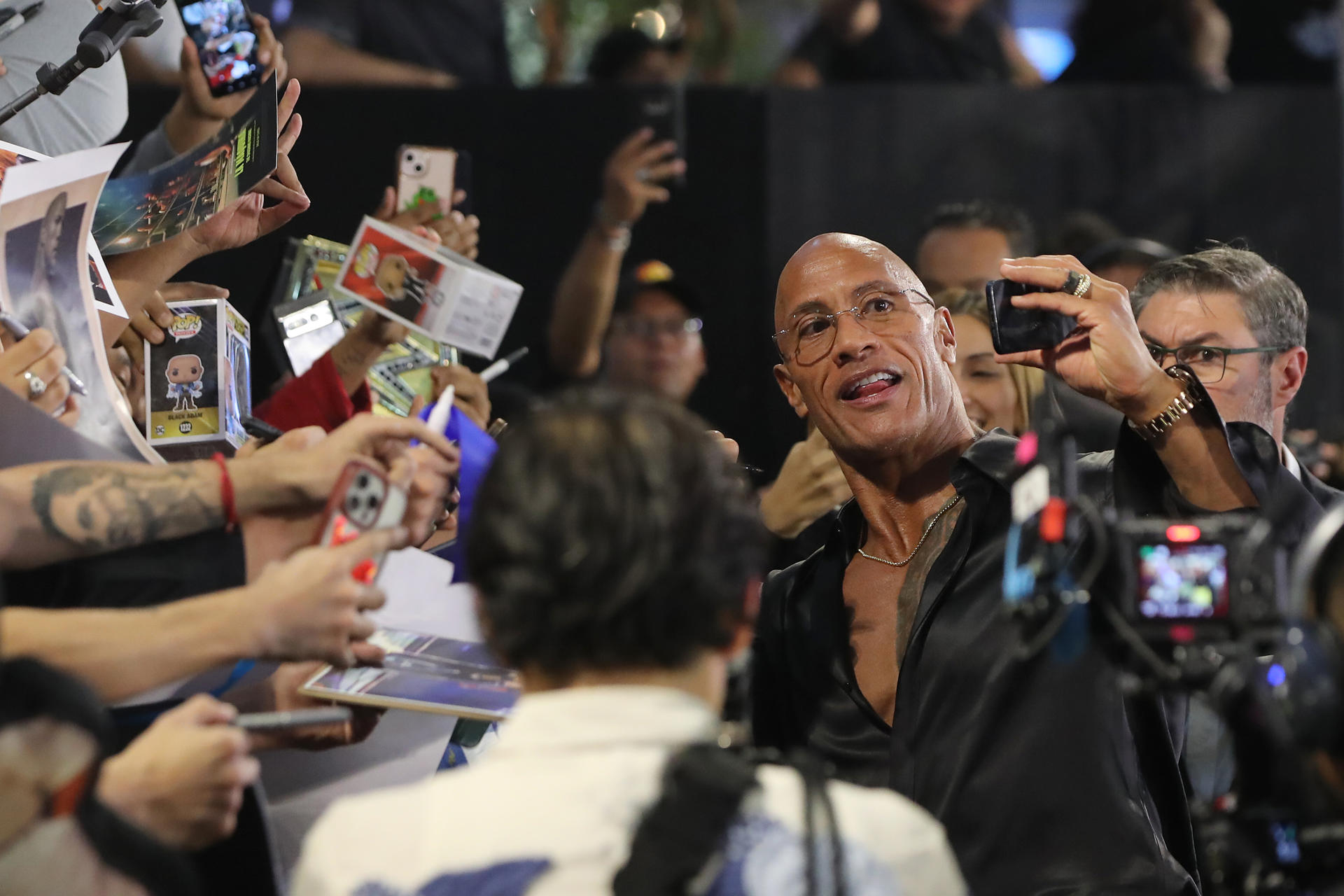 El actor estadounidense Dwayne Johnson 'La Roca', se toma una fotografía con el público durante la alfombra roja de la película 'La Máquina: The Smashing Machine' este martes, en Ciudad de México (México). EFE/ Mario Guzmán
