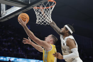 El ala-pívot del Real Madrid Chukwuma Julian Okeke (d) se enfrenta a Miquel Salvó (c), del Dreamland Gran Canaria, durante el partido de la Liga Endesa de baloncesto en el pabellón Movistar Arena, en Madrid. EFE/ Sergio Pérez
