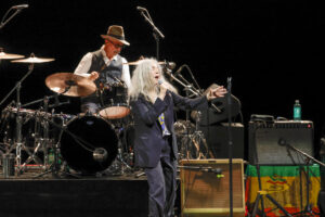La cantante, compositora y escritora estadounidense Patti Smith durante el concierto que ofrece hoy miércoles en el Teatro Real, en Madrid, con el que conmemora el 50 aniversario de su icónico álbum ‘Horses’. EFE/JuanJo Martín