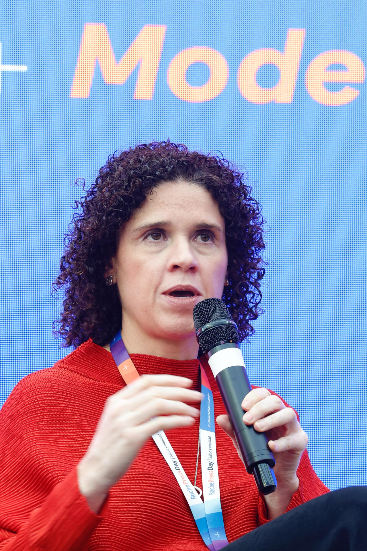 La jefa al servicio de retina del Hospital regional Adolfo López Mateos de México, Vanesa Flores Peredo, habla en el segundo día del Roche Press Day este miércoles, en Ciudad de México (México). EFE/ Sáshenka Gutiérrez