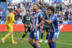 El delantero del Deportivo Alavés Carlos Vicente (i), celebra su gol de durante el partido de la jornada 8 de LaLiga EA Sports entre el Alavés y el Elche, este domingo en el Estadio Mendizorroza en Vitoria. EFE/ L. Rico