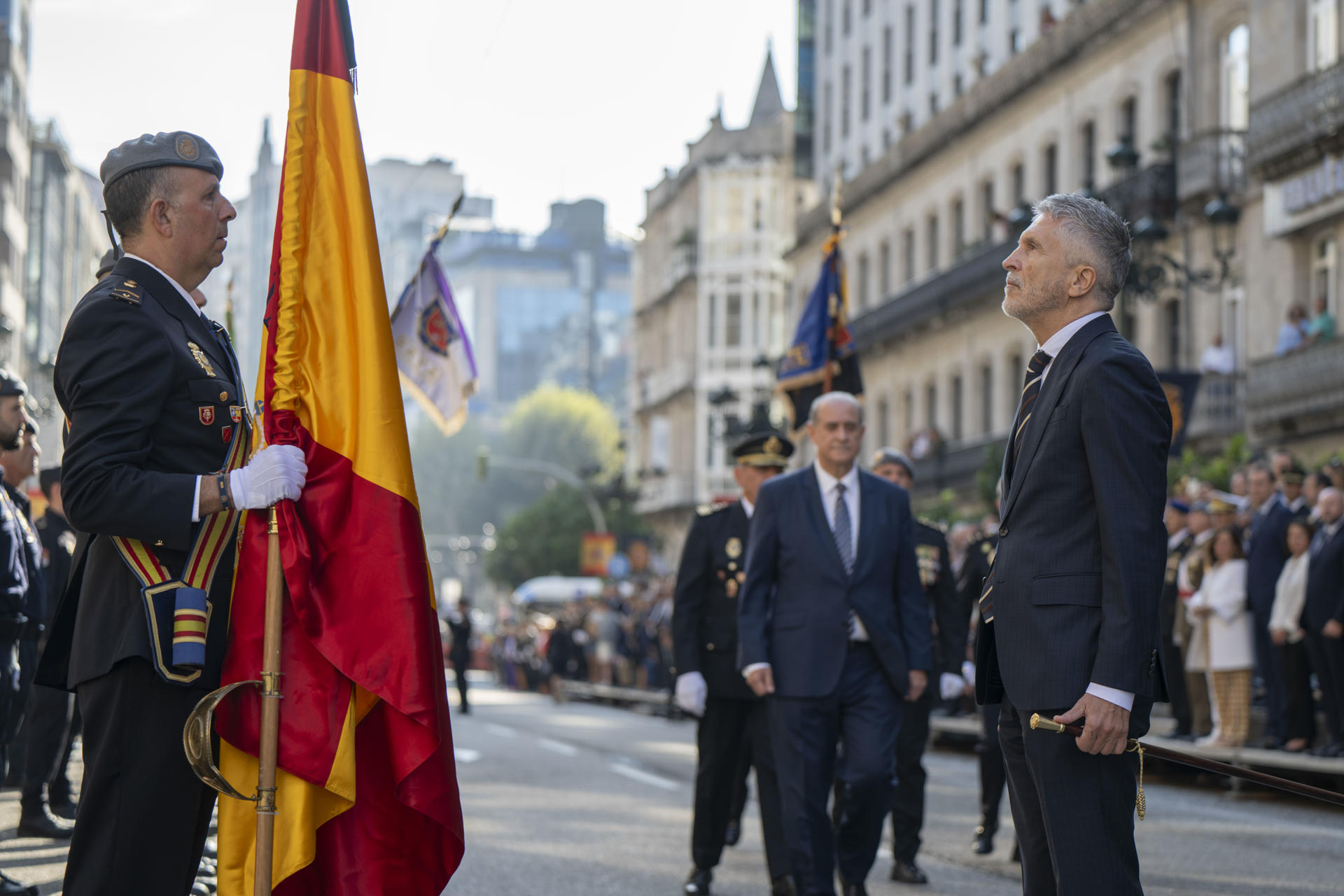 El ministro del Interior, Fernando Grande-Marlaska, saluda a la bandera, durante el acto central del Día de la Policía, este jueves en Vigo (Pontevedra). EFE/Brais Lorenzo
