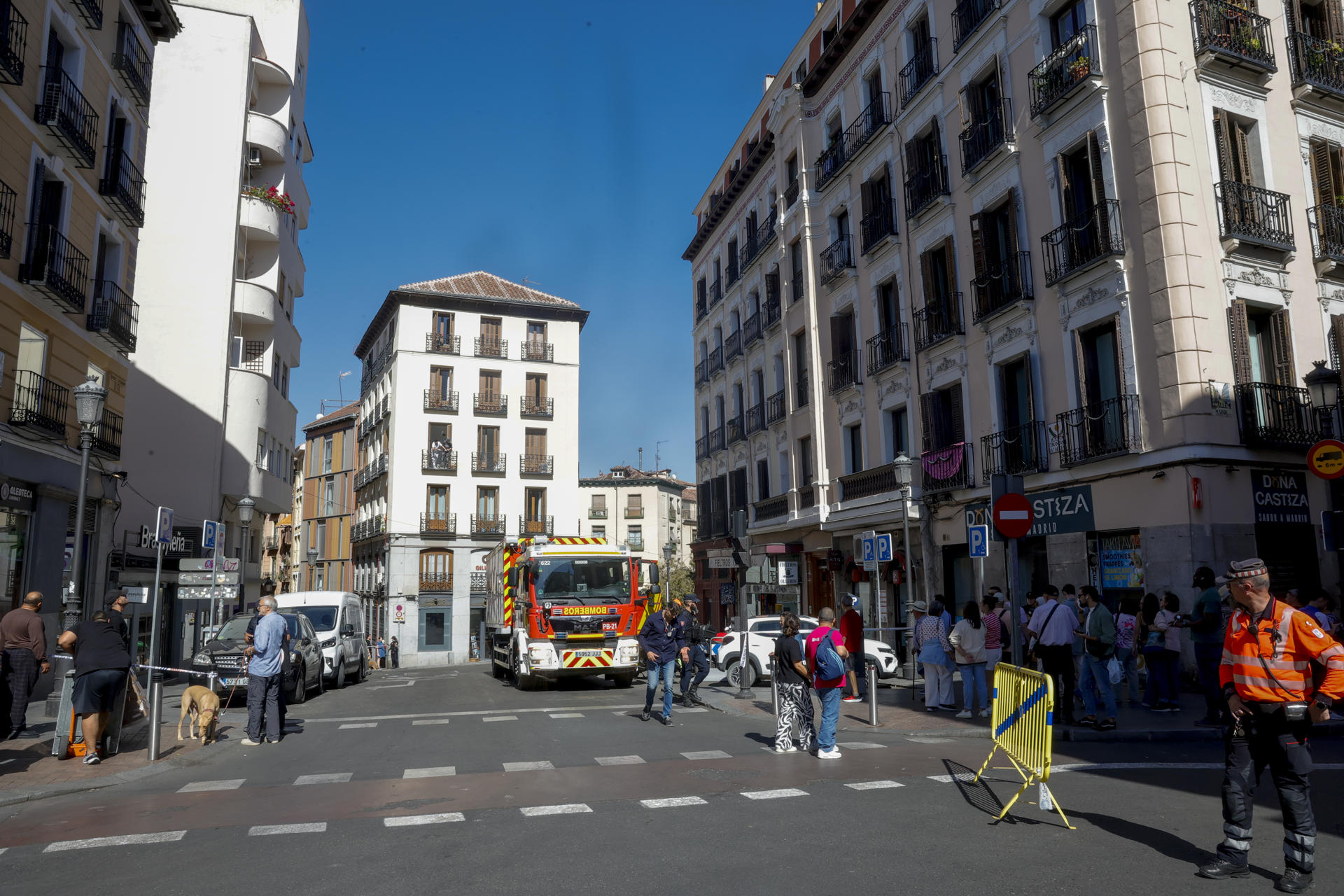Los guías caninos de la Policía Nacional y drones de la Policía Municipal trabajan para encontrar posibles personas atrapadas por el derrumbe del forjado de un edificio en la calle Hileras de Madrid. EFE/Zipi
