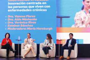 De izquierda a derecha, la jefa al servicio de retina del Hospital regional Adolfo López Mateos de México, Vanesa Flores Peredo, la jefa de servicio de hematología del Hospital Infantil de México Federico Gómez, Aída Máshenka Moreno, la neuróloga Verónica Rivas Alonso y el jefe de Oncología en el hospital Barros Luco de Chile, Esteban Sánchez, participan en el segundo día del Roche Press Day este miércoles, en Ciudad de México (México). EFE/ Sáshenka Gutiérrez