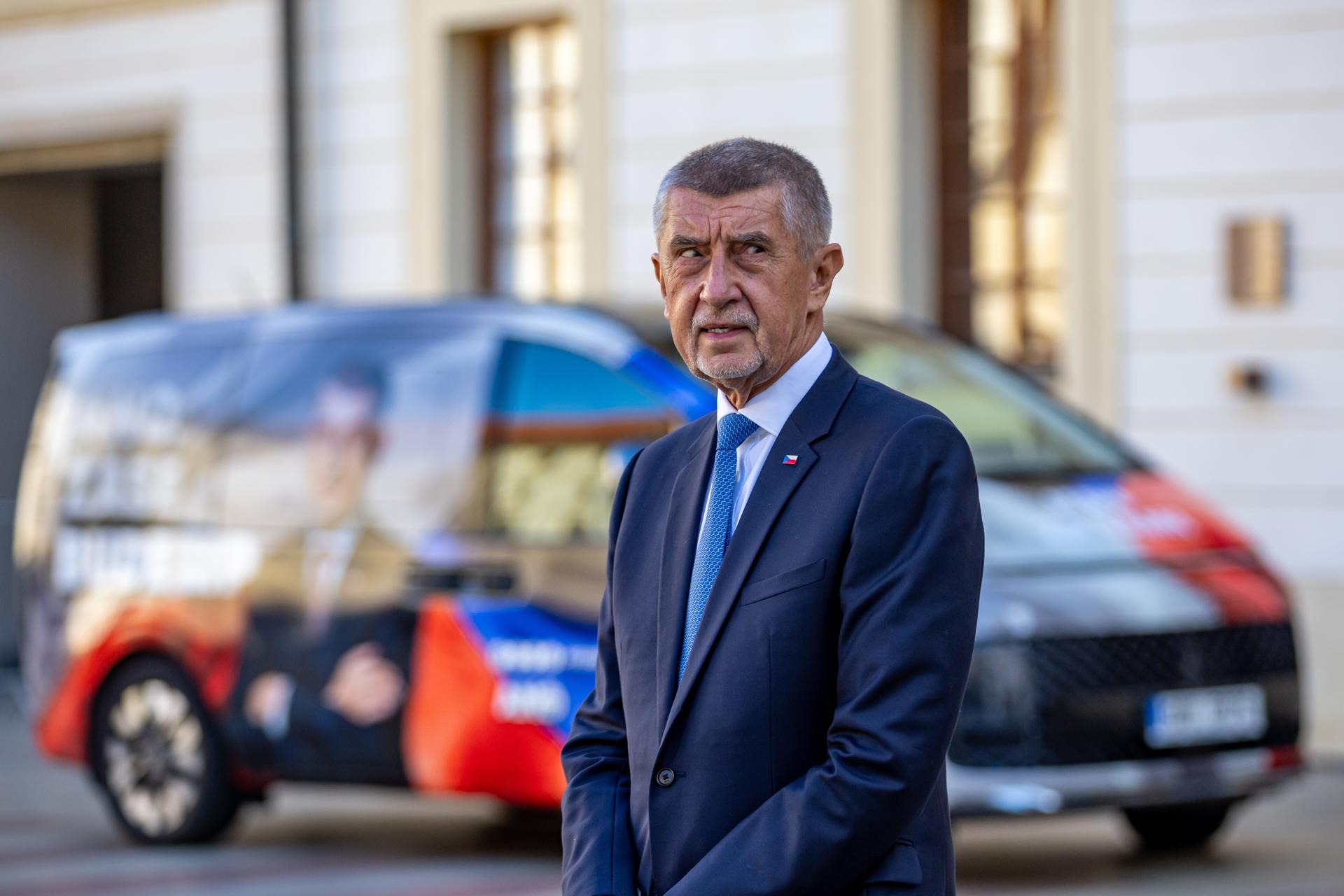 Un día después de su victoria en las elecciones legislativas checas, el magnate populista Andrej Babis, líder del partido ANO, inició este domingo negociaciones con los partidos derechistas SPD y Motoristé para formar gobierno. 
EFE/EPA/MARTIN DIVISEK
