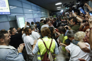 Llegada de los 21 activistas españoles que formaban parte de la Flotilla Global Sumud retenidos por Israel, procedentes de Tel Aviv, este domingo en el aeropuerto Adolfo Suárez Madrid Barajas. EFE/Javier Lizón