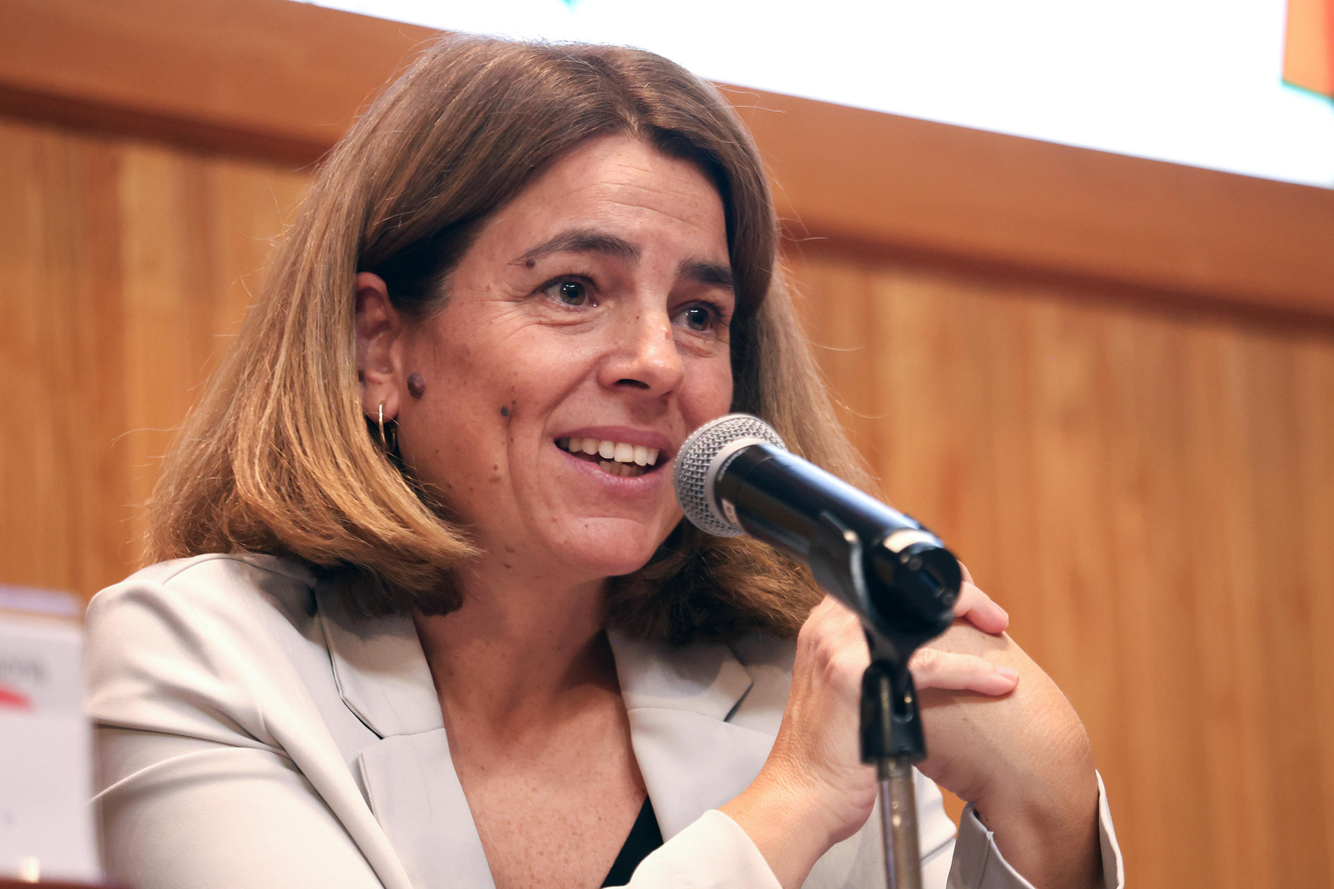 La curadora en jefe de la delegación de Barcelona, Anna Guitart, habla en la presentación del programa general de la Feria Internacional del Libro este lunes, en la ciudad de Guadalajara (México). EFE/ Francisco Guasco
