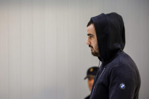 Yassine Kanjaa, el presunto yihadista que irrumpió con un machete al grito de Alá en dos iglesias de Algeciras (Cádiz) y asesinó al sacristán Diego Valencia e hirió de gravedad al sacerdote Antonio Rodríguez el 25 de enero de 2023, en el juicio que se celebra contra él en la Audiencia Nacional en Madrid este lunes. EFE/ Zipi / POOL