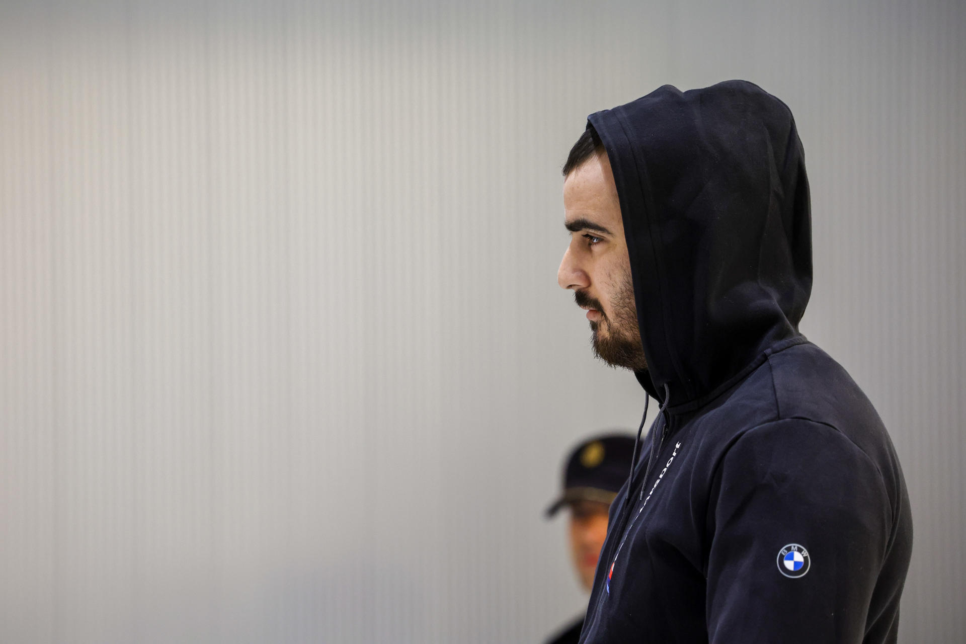 Yassine Kanjaa, el presunto yihadista que irrumpió con un machete al grito de Alá en dos iglesias de Algeciras (Cádiz) y asesinó al sacristán Diego Valencia e hirió de gravedad al sacerdote Antonio Rodríguez el 25 de enero de 2023, en el juicio que se celebra contra él en la Audiencia Nacional en Madrid este lunes. EFE/ Zipi / POOL