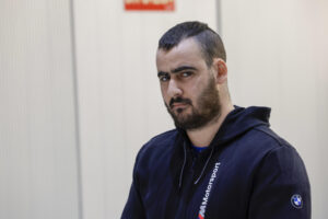 Imagen de Yassine Kanjaa, el presunto yihadista que irrumpió con un machete al grito de Alá en dos iglesias de Algeciras (Cádiz) y asesinó al sacristán Diego Valencia e hirió de gravedad al sacerdote Antonio Rodríguez el 25 de enero de 2023, en el juicio que se celebra contra él en la Audiencia Nacional en Madrid este lunes. EFE/ Zipi / POOL