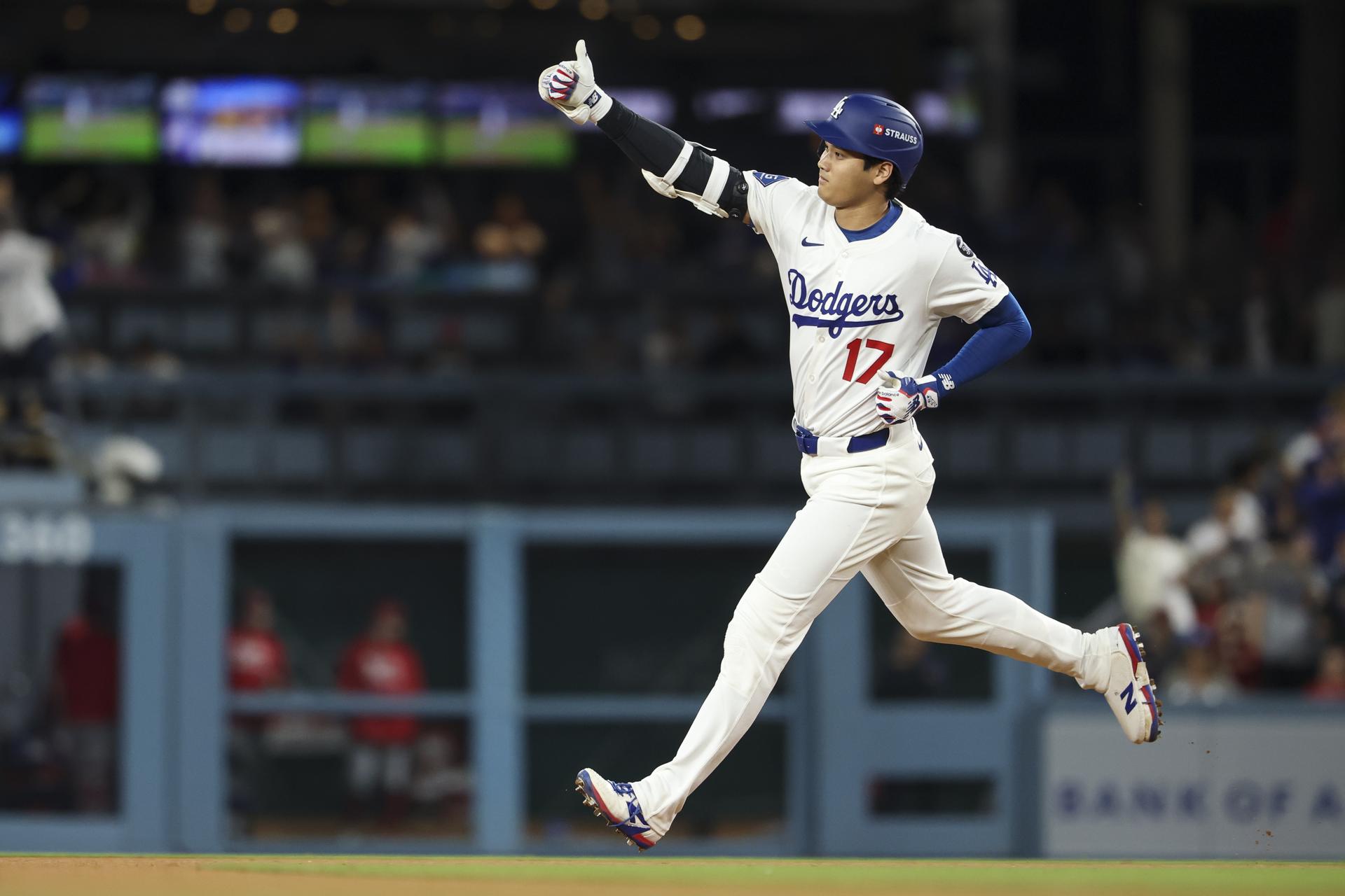 Shohei Ohtani conectó este martes en el Dodger Stadium el jonrón más largo de 2025 en el primer desafío de una de las Series de Comodines de la Liga Nacional contra los Rojos de Cincinnati. EFE/EPA/ALLISON DINNER
