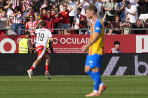 El delantero del Girona Vladyslav Vanat celebra su gol contra el Valencia, durante el partido de la jornada 8 de la LaLiga EA Sports entre el Girona FC y el Valencia, en el estadio municipal de Montilivi.-EFE/ David Borrat
