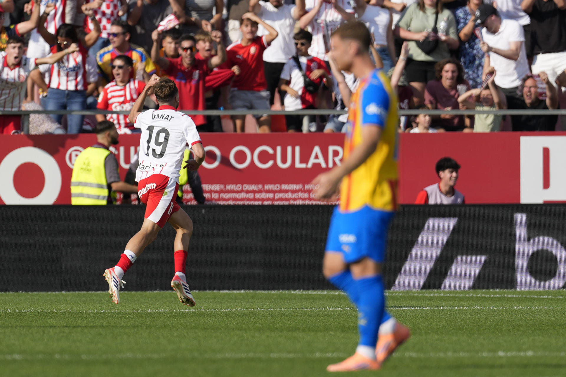 El delantero del Girona Vladyslav Vanat celebra su gol contra el Valencia, durante el partido de la jornada 8 de la LaLiga EA Sports entre el Girona FC y el Valencia, en el estadio municipal de Montilivi.-EFE/ David Borrat
