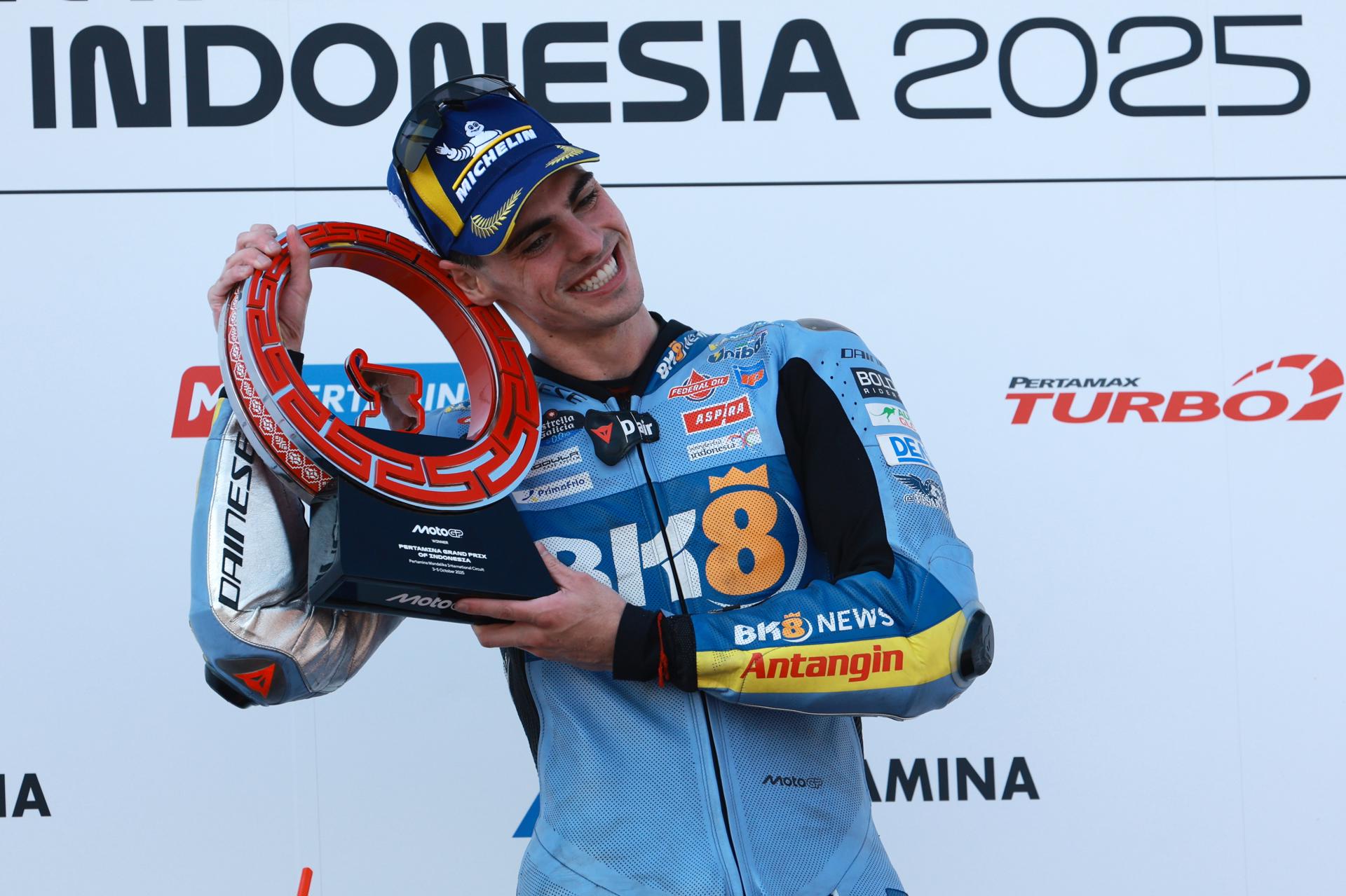 El piloto español de MotoGP Gresini Racing Fermin Aldeguer celebra después de ganar la carrera en el Gran Premio de Motociclismo de Indonesia en el Circuito de Mandalika, en Indonesia. EFE/EPA/ADI WEDA
//////////
MANDALIKA (Indonesia), 05/10/2025.- MotoGP Gresini Racing MotoGP rider Fermin Aldeguer of Spain celebrates after he win the race at the Motorcycling Grand Prix of Indonesia at Mandalika Circuit in Mandalika, Indonesia, 05 October 2025. (Motociclismo, España) EFE/EPA/ADI WEDA
