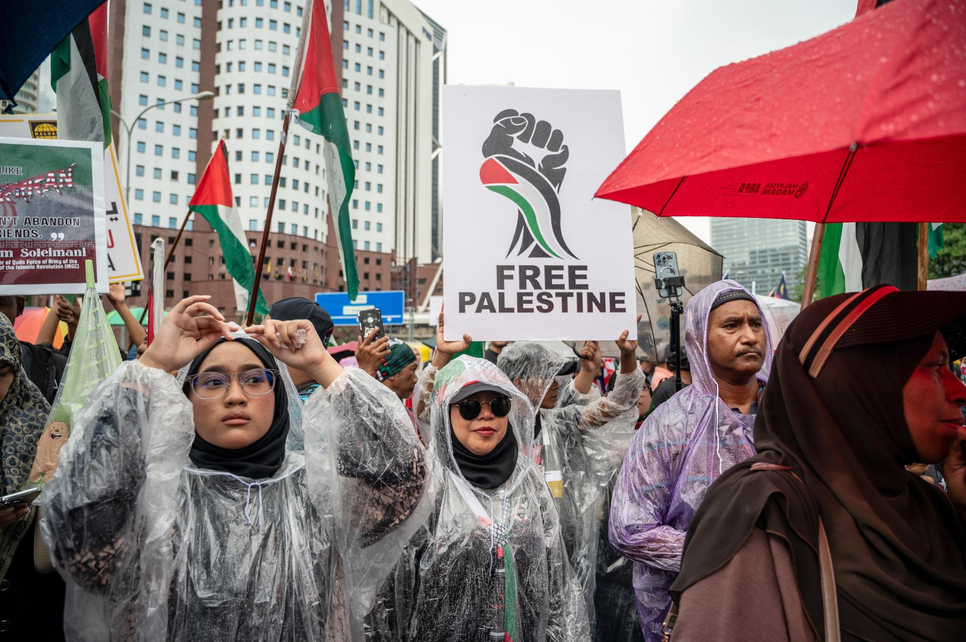 Kuala Lumpur (Malaysia), 03/10/2025.- Protesters demonstrate against the Israeli forces' interception of vessels from the Global Sumud Flotilla (GSF) and the detention of Malaysian activists, outside the US Embassy in Kuala Lumpur, Malaysia, 03 October 2025. Israel's interception of the flotilla, which was carrying aid supplies to Gaza Strip, and the detention of all those on board, including at least 23 Malaysian activists, has sparked international condemnation and protests. (Protestas, Malasia) EFE/EPA/NAZIR SUFARI
