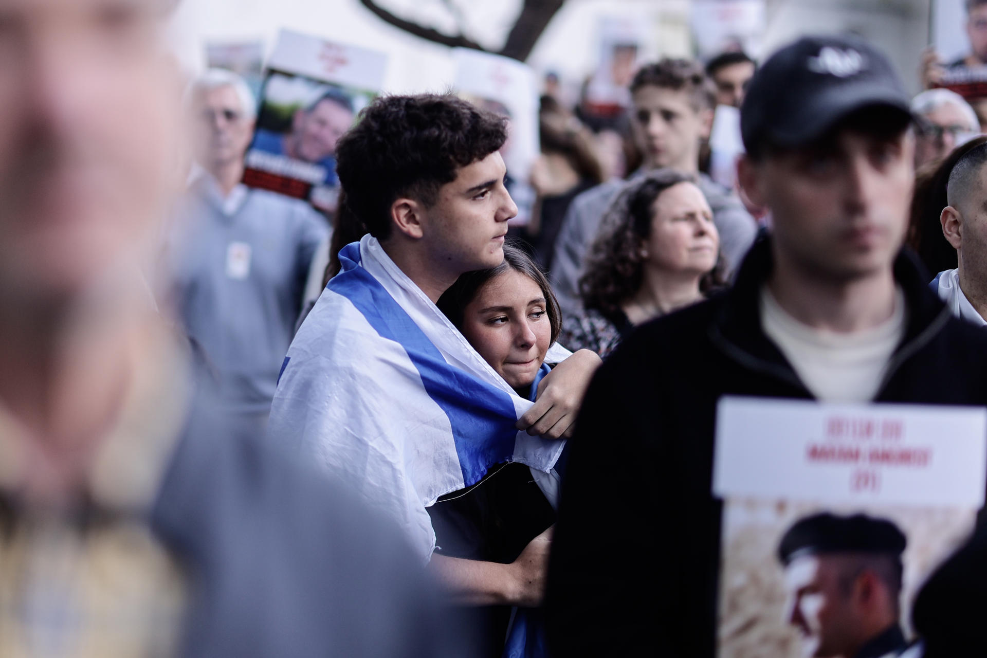 Personas participan en una manifestación este martes, en Buenos Aires (Argentina). Cientos de personas se concentraron para pedir por la liberación de los 48 rehenes que permanecen cautivos en la Franja de Gaza, a dos años del ataque del grupo islamista Hamás y del comienzo de la ofensiva israelí sobre el enclave palestino. EFE/ Juan Ignacio Roncoroni
