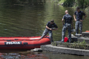 Imagen de archivo de efectivos de la Policía Nacional trabajando en la búsqueda de un joven desaparecido en una zona fluvial. EFE/ Brais Lorenzo