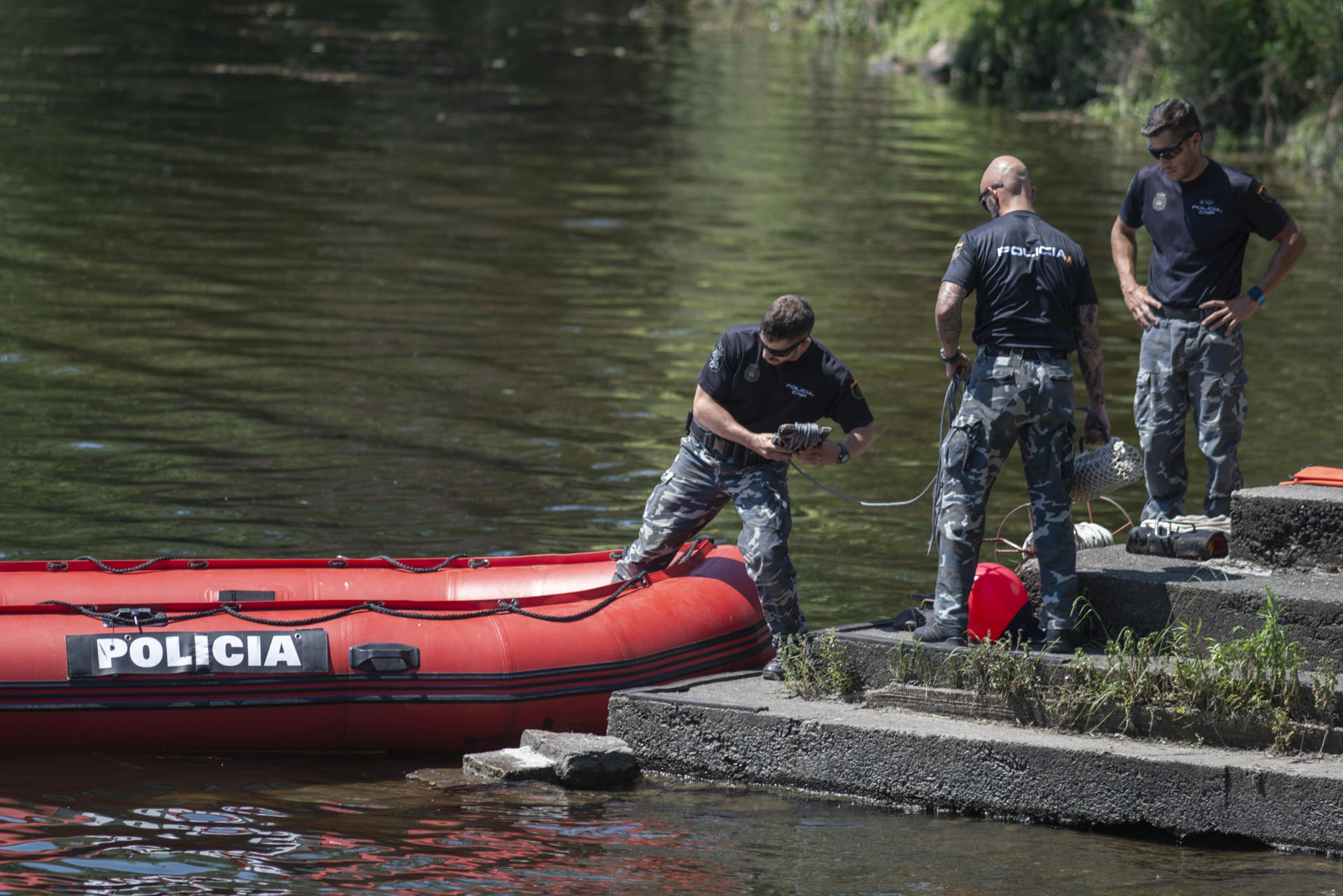 Imagen de archivo de efectivos de la Policía Nacional trabajando en la búsqueda de un joven desaparecido en una zona fluvial. EFE/ Brais Lorenzo