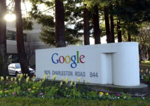 Fotografía de archivo que muestra el logotipo de Google en las oficinas de la compañía en Mountain View (Estados Unidos). EFE/ John G. Mabanglo