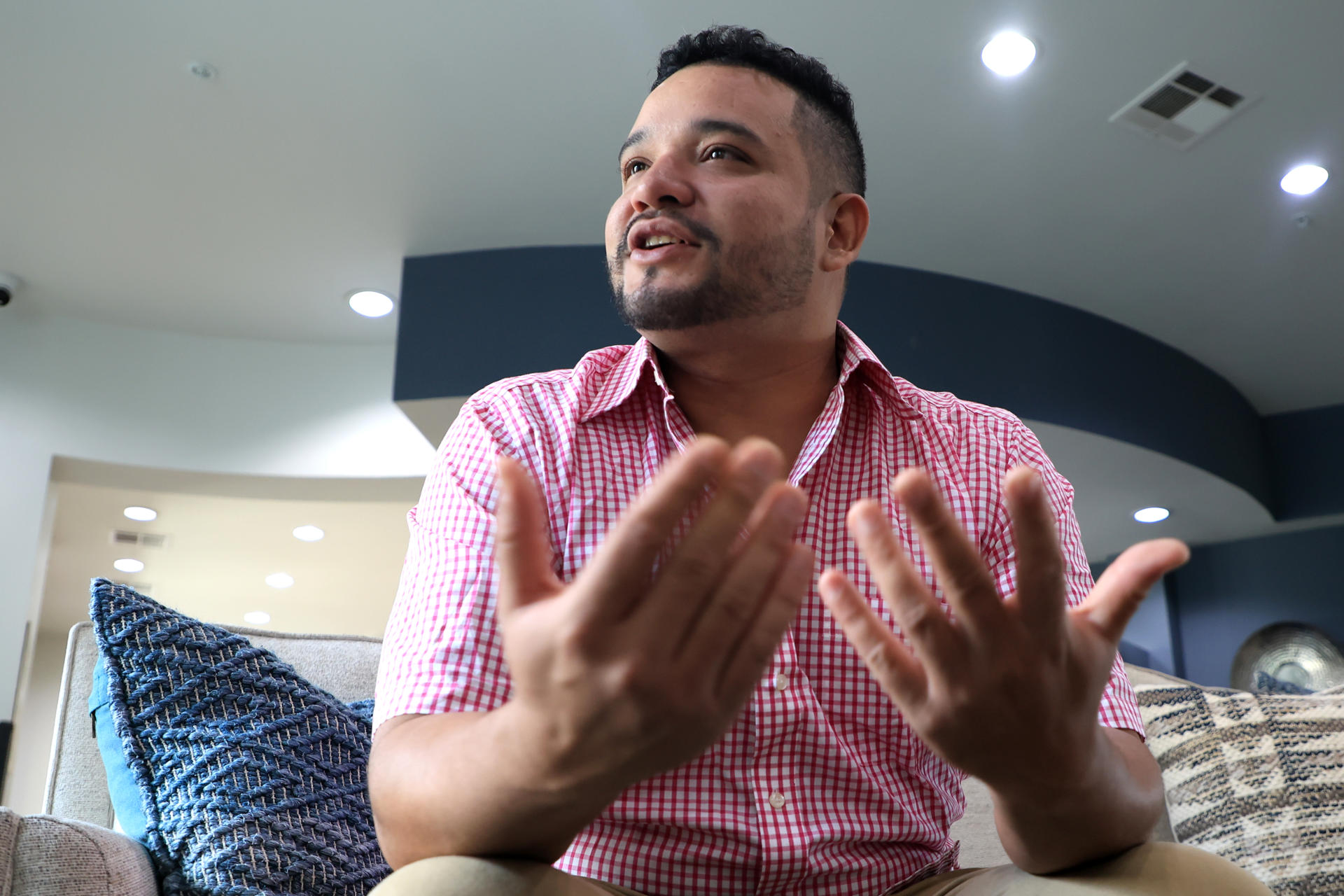 Fotografía del 26 de septiembre de 2025 del ex-preso político venezolano Gregory Sanabria hablando durante una entrevista con EFE en Houston, Texas (Estados Unidos). EFE/Carlos Ramírez
