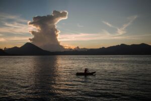 Fotografía de archivo del Lago de Atitlán desde San Antonio Palopó, Sololá (Guatemala). EFE/ Esteban Biba