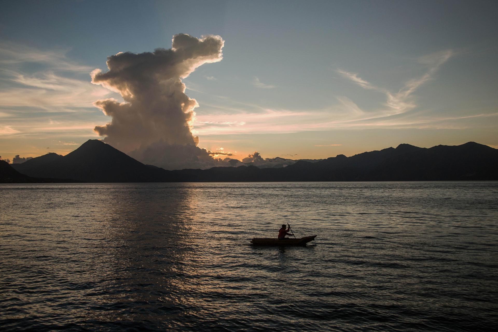 Fotografía de archivo del Lago de Atitlán desde San Antonio Palopó, Sololá (Guatemala). EFE/ Esteban Biba