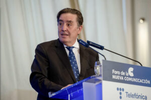 El director del Instituto Cervantes, Luis García Montero, interviene en un desayuno informativo del Foro de la Nueva Comunicación este jueves en Madrid. EFE/ Daniel Gonzalez