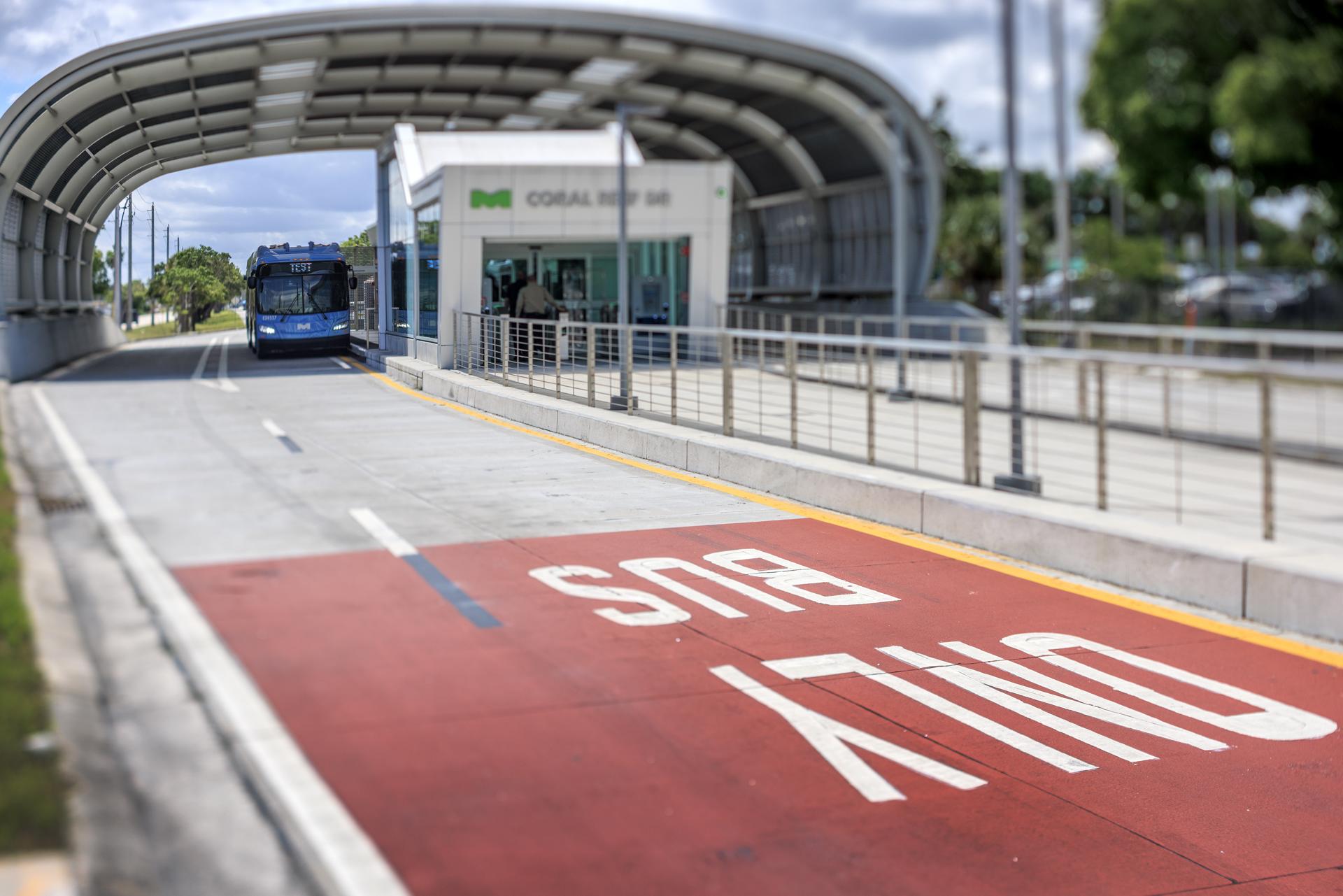 Un nuevo autobús, parte del sistema de Transporte Rápido de Autobuses (BRT) totalmente eléctrico, se encuentra en la estación del corredor US-1 en Miami, Florida, Estados Unidos, el 6 de octubre de 2025. EFE/CRISTOBAL HERRERA-ULASHKEVICH
